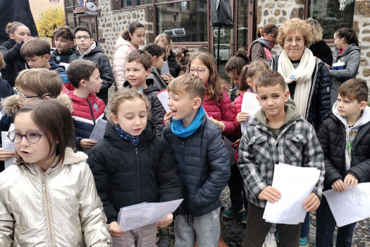 Les élèves de l'école participent à la commémoration du onze novembre